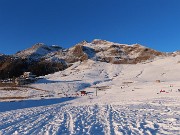 59 Scendiamo ai Piani brulicanti di famiglie che si divertono sulla neve
